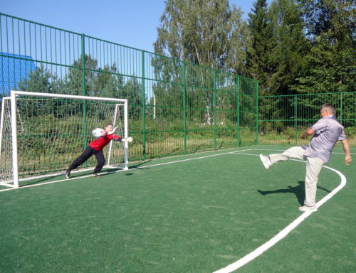 В Бернове открыли современную футбольную площадку