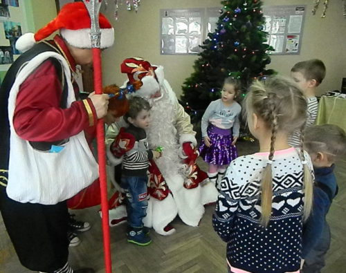 В «Избе Деда Мороза» устроили праздник для Ёлочки
