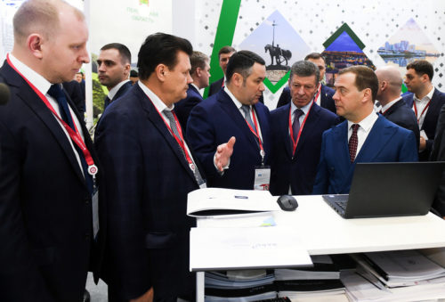 Дмитрий Медведев на Российском инвестиционном форуме посетил стенд Тверской области