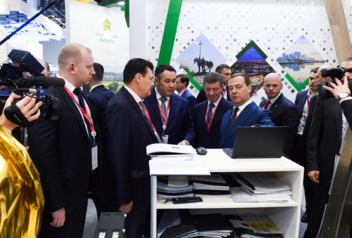 Дмитрий Медведев на Российском инвестиционном форуме посетил стенд Тверской области