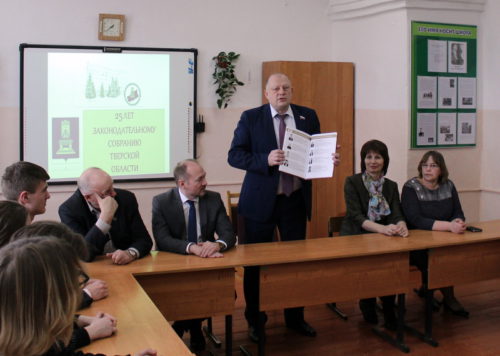 Председатель Законодательного Собрания Сергей Голубев встретился со старичанами и провёл для школьников «Урок парламентаризма»