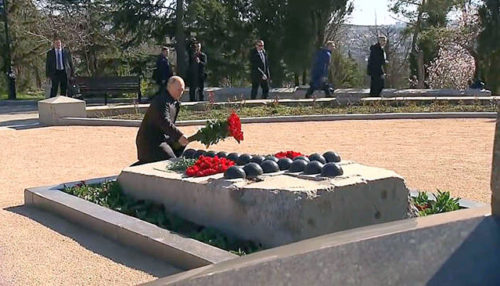 Президент Владимир Путин возложил цветы к памятнику вице-адмиралу Владимиру Корнилову, уроженцу Старицкого уезда