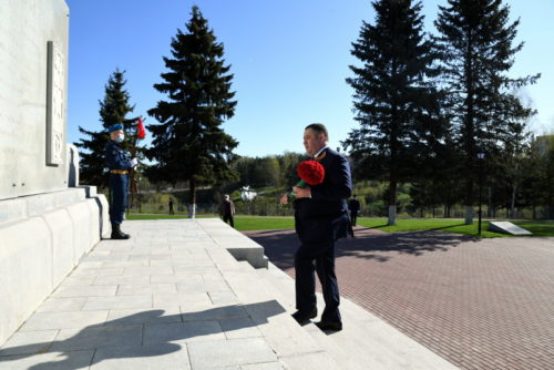 Игорь Руденя в Ржеве возложил цветы к Обелиску советским воинам, погибшим при освобождении города от немецко-фашистских захватчиков