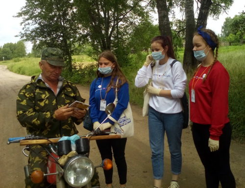 Берновские волонтёры рассказывают односельчанам о поправках в основной закон страны