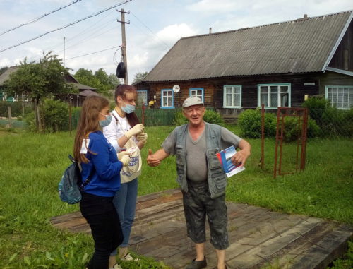 Берновские волонтёры рассказывают односельчанам о поправках в основной закон страны