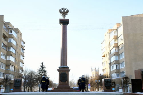 Губернатор Игорь Руденя в День защитника Отечества возложил цветы к стеле «Город воинской славы» в Твери