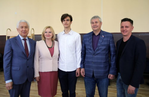 Владимир Васильев посетил участок предварительного голосования в школе N34 Твери 