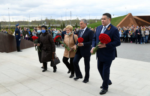 Председатель Государственной Думы Вячеслав Володин и Губернатор Игорь Руденя возложили цветы к Ржевскому мемориалу Советскому солдату 