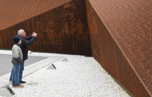 Председатель Государственной Думы Вячеслав Володин и Губернатор Игорь Руденя возложили цветы к Ржевскому мемориалу Советскому солдату 