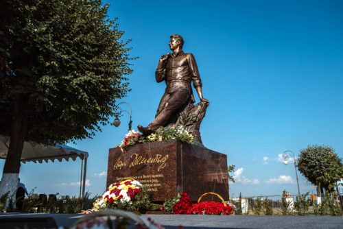 «А я без Волги просто не могу»: в Твери открыли памятник знаменитому поэту Андрею Дементьеву