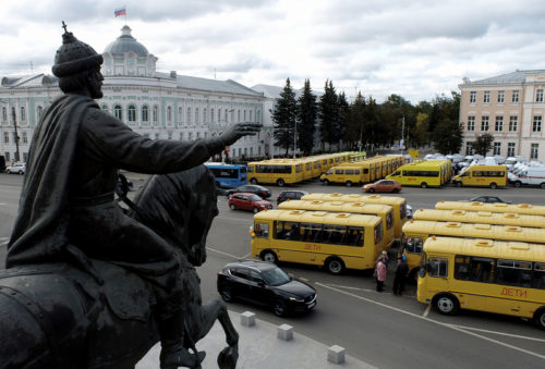 64 новых школьных автобуса и 22 автомобиля скорой медицинской помощи направлены в муниципалитеты Верхневолжья