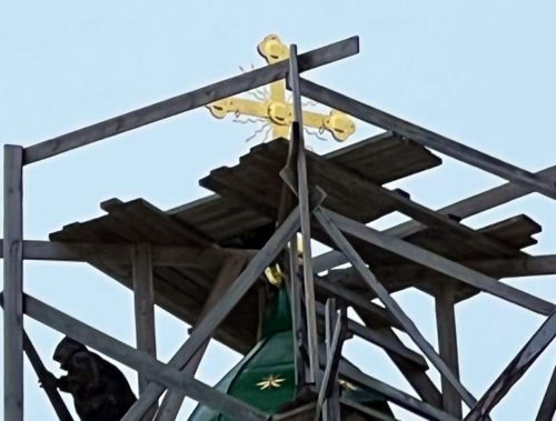 На куполе храма Николая Чудотворца в Гурьеве вновь засиял крест