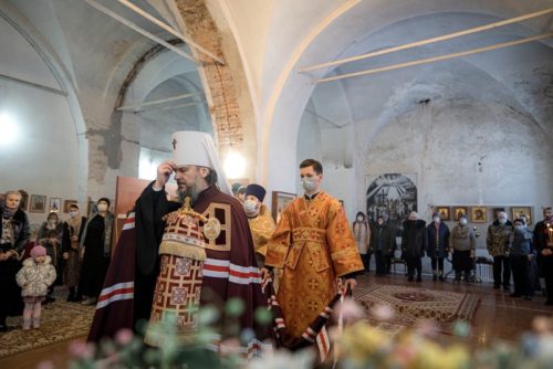 Митрополит Тверской и Кашинский Амвросий совершил Божественную литургию в Никольской церкви в селе Емельяново 