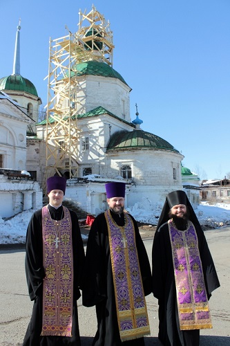 Церковь увенчана куполом с крестом