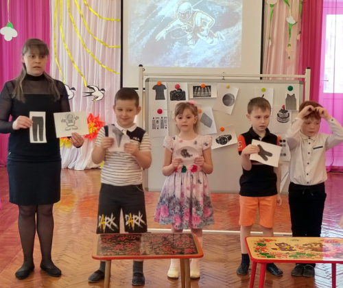 Все дети на свете играют в Гагарина