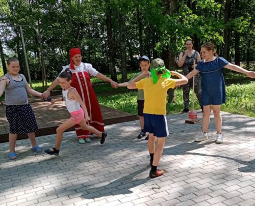 В Луковникове ребята окунулись в мир русских народных игр