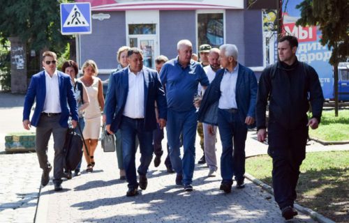 Губернатор Игорь Руденя и депутат Государственной Думы РФ Владимир Васильев посетили в Бердянске объекты социальной сферы и пообщались с местными жителями