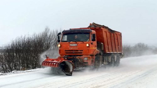 Более 200 единиц техники расчищают от снега региональные и межмуниципальные дороги Тверской области 