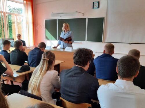 Судьи Старицкого районного суда 1 сентября провели уроки знаний в школах Старицкого муниципального округа
