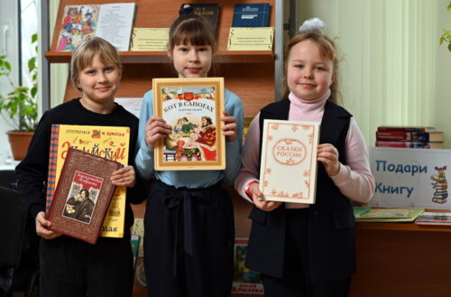В Ново-Ямской школе дарят книги с любовью!